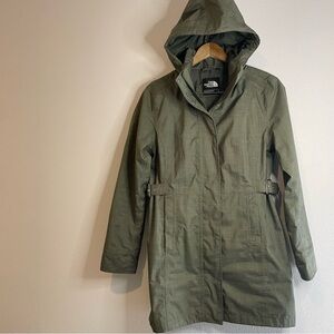 The North Face Women Dryvent Rain jacket with hood size SP excellent condition